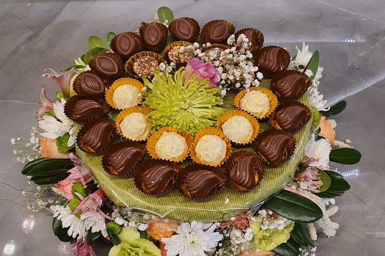 עוגה עם עיצובי שוקולד ופרחים