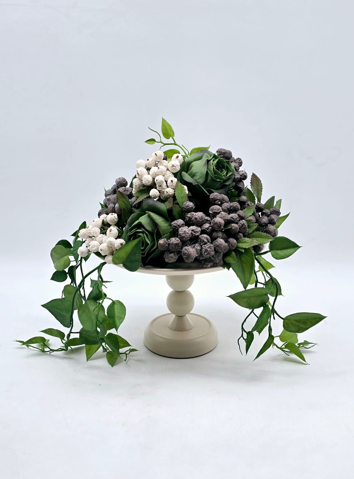 אגרטל מגש שמנת כדורים. עם שזירה של סוקולנטים ואוכמניות