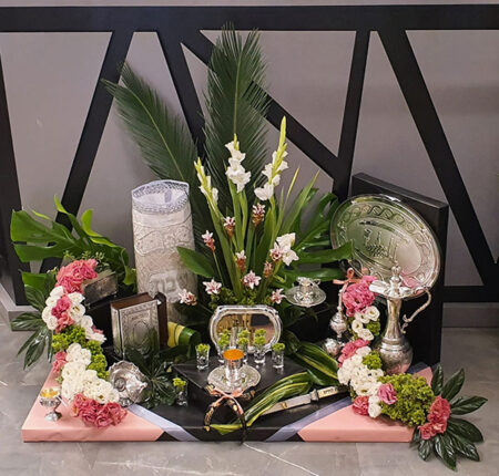 עיצוב של שולחן שבת בשילוב פרחים חיים