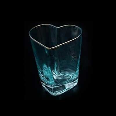 בקבוקים וכוסות